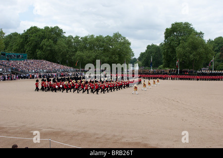 Ammassato Marching Band e riprodotto all'inizio della sfilata. "Trooping il colore' 2010 Foto Stock