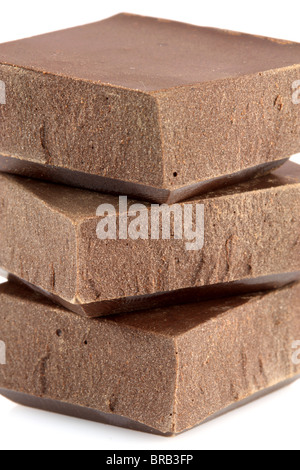 Pezzetti di cioccolato dolce isolata contro uno sfondo bianco, deliziosi dessert o un ingrediente alimentare Foto Stock