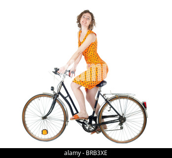 Giovane donna in abiti estivi Bicicletta Equitazione isolati su sfondo bianco Foto Stock