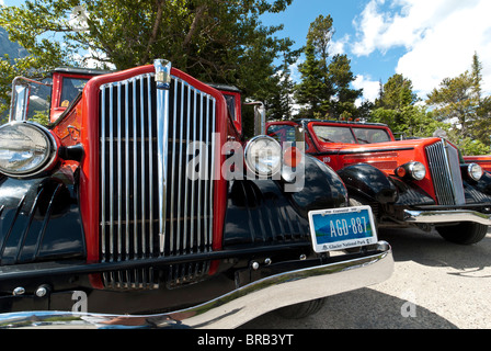 Bus rosso, il Parco Nazionale di Glacier, Montana. Foto Stock