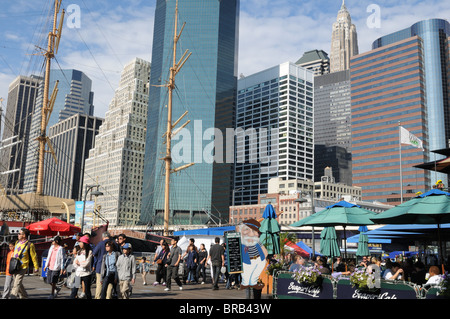 Pier 17 del South Street Seaport in Manhattan. Sullo sfondo sono gli alberi delle navi storiche e il quartiere finanziario. Foto Stock