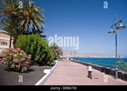 Passeggiata costiera Playa Blanca, Lanzarote Foto Stock