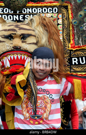 Membro indonesiano dell'equipaggio del KRI Dewaruci con capo di una leonessa su delle Tall Ships alla Hartlepool Tall Ship Regatta, Cleveland, Regno Unito Foto Stock