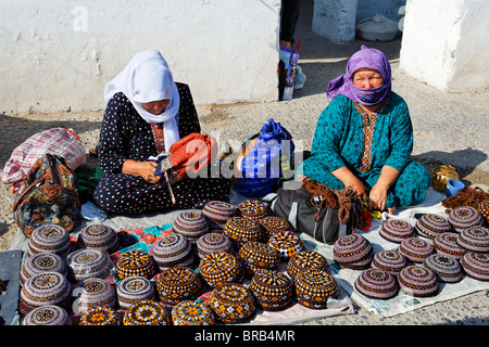 Turkmenistan - aşgabat - stallo del mercato di vendita di cappelli tradizionali Foto Stock