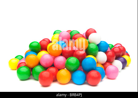 Un mucchio di coloratissimi gumballs su uno sfondo bianco. Foto Stock