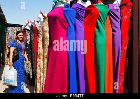 Turkmenistan - aşgabat - Mercato di domenica - colorata visualizza nel mercato del tessuto Foto Stock