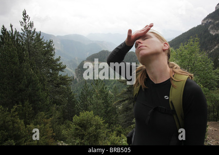Stanco escursionista sulle pendici del 2500m forcone Pedraforca massiccio in Serra del Cadi montagne Pirenei Catalogna Spagna Foto Stock