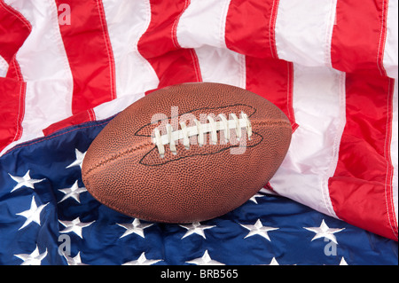Il calcio di una bandiera americana mostra uno spirito patriottico. Foto Stock
