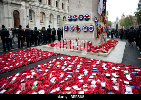 Papaveri e ghirlande sparse intorno il cenotafio in Whitehall, Londra, per l annuale Giornata del ricordo Parade. Foto Stock