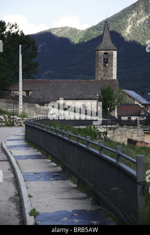 Santa Llogaia nel villaggio montano di Espot sulla traversa dei Pirenei all'entrata di Sant Maurici Parco Nazionale Pirenei Spagna Foto Stock