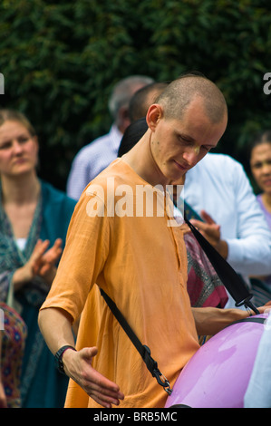 Un Buddista follower svolge la musica come parte di un gruppo di strada al 2009 carnevale di Notting Hill Foto Stock