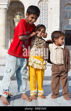 I bambini al di fuori Al Saleh moschea, Sana'a, Yemen Foto Stock