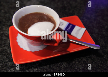 Tazza di cioccolata calda con panna in un ristorante italiano Foto Stock