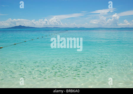 Limpide acque turchesi dell'Oceano Indiano vicino all isola di Phi Phi, Thailandia Foto Stock