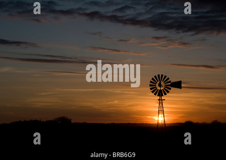 Il mulino a vento di prateria-central nebraska-tramonto-2009 Foto Stock