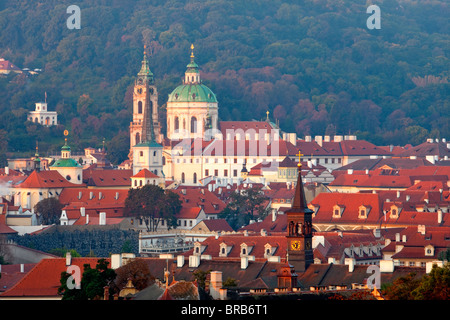 Repubblica ceca, Praga - st. nicolaus chiesa a mala strana nella luce del mattino Foto Stock