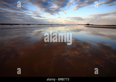 Crepuscolo presso Brancaster Beach sulla Costa North Norfolk. Foto Stock