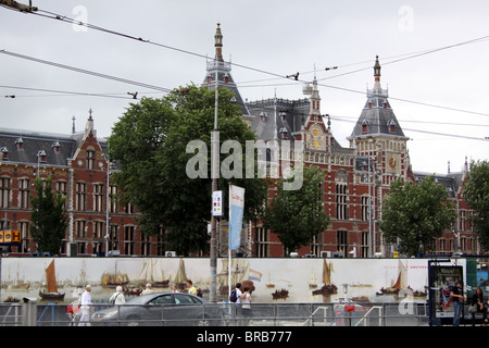 Centrale di Amsterdam Centraal Stazione ferroviaria nei Paesi Bassi Foto Stock