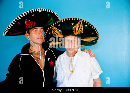 Ritratto di due uomini che indossano sombreros Foto Stock