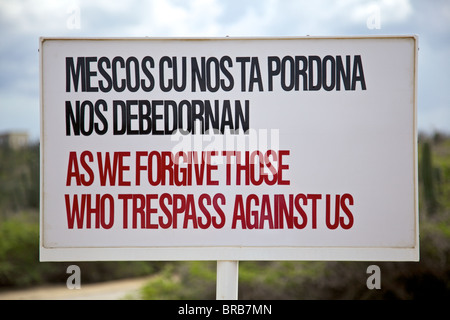 La preghiera del Signore stampato su un cartello in inglese e in Papiamento, la lingua ufficiale di Aruba. Segno è situato in Aruba presso il Foto Stock