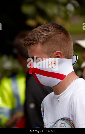 L'EDL stati indossa una maschera di plastica con il St George's bandiera. Londra, Regno Unito Foto Stock