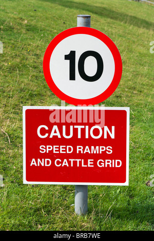 10 mph segnale di limite di velocità di avvertimento di rampe e di bestiame griglia, West Yorkshire, Inghilterra, Regno Unito Foto Stock