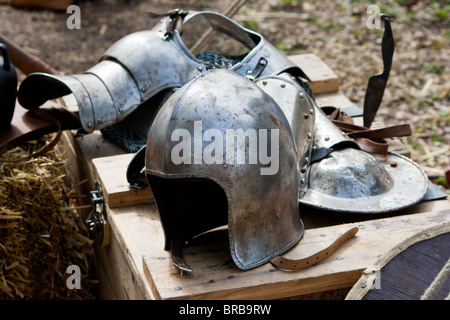 Casco medievale e armatura Foto Stock