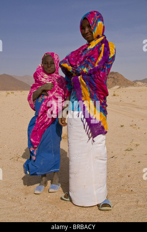 Vestiti in maniera colorata donne Tuareg nel deserto del Sahara, Sud dell'Algeria, Nord Africa Foto Stock
