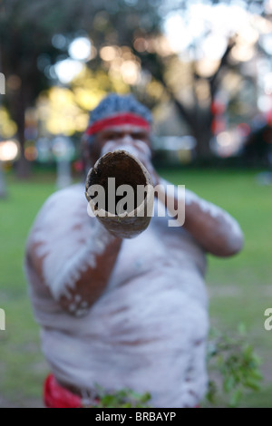 Indigeni musica australiana, il didgeridoo è lo strumento nazionale del popolo aborigeno, Sydney, Nuovo Galles del Sud, Australia Foto Stock