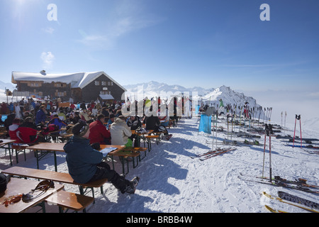 Ulmer Hutte Ristorante di montagna di St. Anton am Arlberg in inverno la neve, Tirolo, Alpi austriache, Austria Foto Stock
