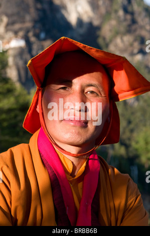 Cappello Giallo Monaco all'le famose tigri Nest (Taktshang Goempa) monastero, Bhutan Foto Stock