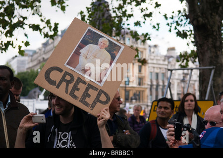 Protestare contro il papa, Marzo e Rally vicino a Trafalgar Square a Londra England Regno Unito 18 Settembre 2010 Foto Stock