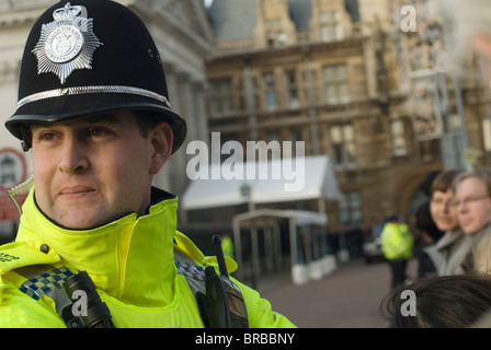 Cambridgeshire Constabulary poliziotto in servizio al di fuori del Senato nel centro di Cambridge durante la visita della Regina Foto Stock