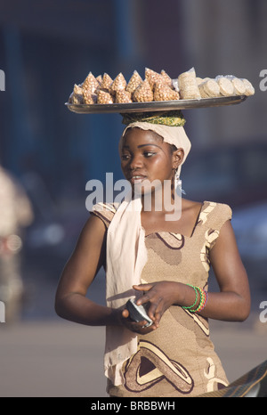 Venditore ambulante nel mercato di Ouagadougou, Burkina Faso, Africa occidentale Foto Stock