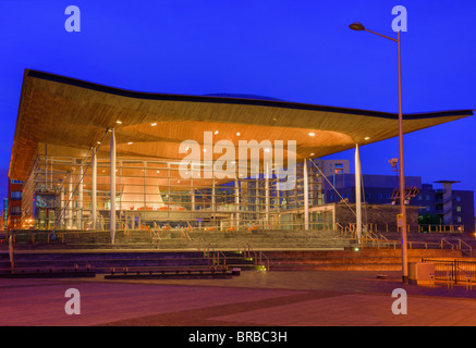 Nazionale di Welsh Assembly Government edificio (Senedd) a notte. La Baia di Cardiff, (Bae Caerdydd), Cardiff, Glamorgan, South Wales, Regno Unito, Gran Bretagna Foto Stock