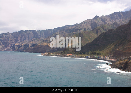 Edifici sulla costa rocciosa del Santo Antao, Capo Verde, Atlantico Foto Stock