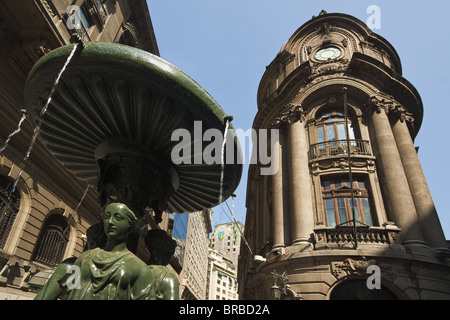 Fontana al di fuori della Bolsa de Comercio su Bandera nel cuore commerciale della città capitale, Santiago del Cile Foto Stock