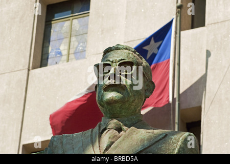 Statua del defunto Presidente Salvador Allende, in Plaza de la Constitucion, quartiere Civico, Santiago del Cile Foto Stock