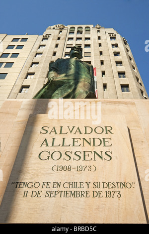 Statua del defunto Presidente Salvador Allende, in Plaza de la Constitucion, quartiere Civico, Santiago del Cile Foto Stock