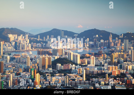 Vista di Kowloon e Hong Kong Island da Lion Rock, Kowloon, Hong Kong, Cina Foto Stock