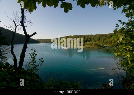 Il sereno in alto il Parco Nazionale dei Laghi di Plitvice, patrimonio mondiale dell UNESCO, Croazia Foto Stock