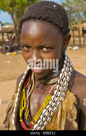 Giovani Hamer donna tribale, valle dell'Omo, Etiopia Foto Stock