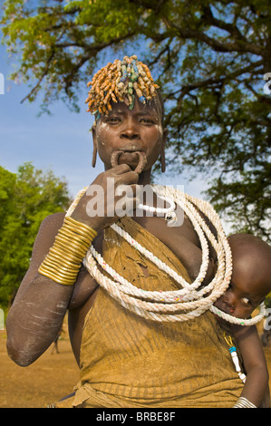 Donna della tribù dei Mursi, valle dell'Omo, Etiopia Foto Stock