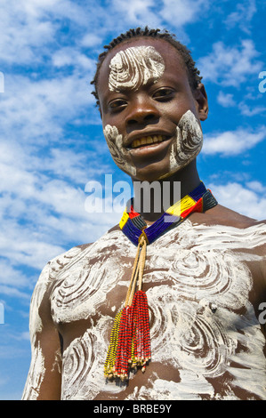 Colorato giovane ragazzo dal Karo tribù, Valle dell'Omo, Etiopia Foto Stock