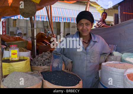 La donna nel Merkato, Addis Abeba, Etiopia Foto Stock