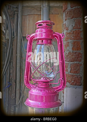 Lanterna per vendere il vecchio tipo di Lanterna, energie alternative; antico, il kerosene; lampade a gas, camino; luce; olio, classic, energia; fiamma Foto Stock