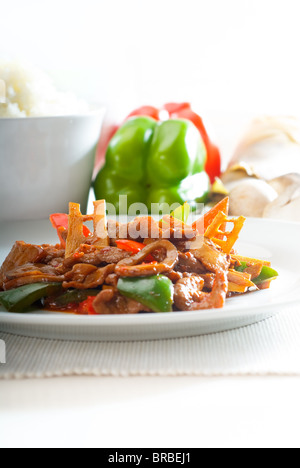 Tipico piatto cinese,carni bovine fresche saltate in padella con pepperrs germogli di bambù e funghi Foto Stock