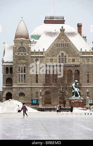 Pattinaggio su ghiaccio davanti alla statua di Aleksis Kivi e il Teatro Nazionale, Helsinki, Finlandia e Scandinavia Foto Stock