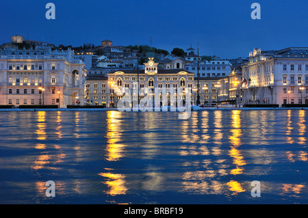 Trieste. Italia. Vista di Piazza dell'unità d'Italia dal Molo audace, il Municipio al centro (il palazzo del Municipio di Trieste). Foto Stock