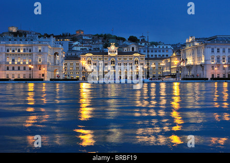 Trieste. L'Italia. Vista della piazza dell'Unita d'Italia dal Molo Audace. Foto Stock